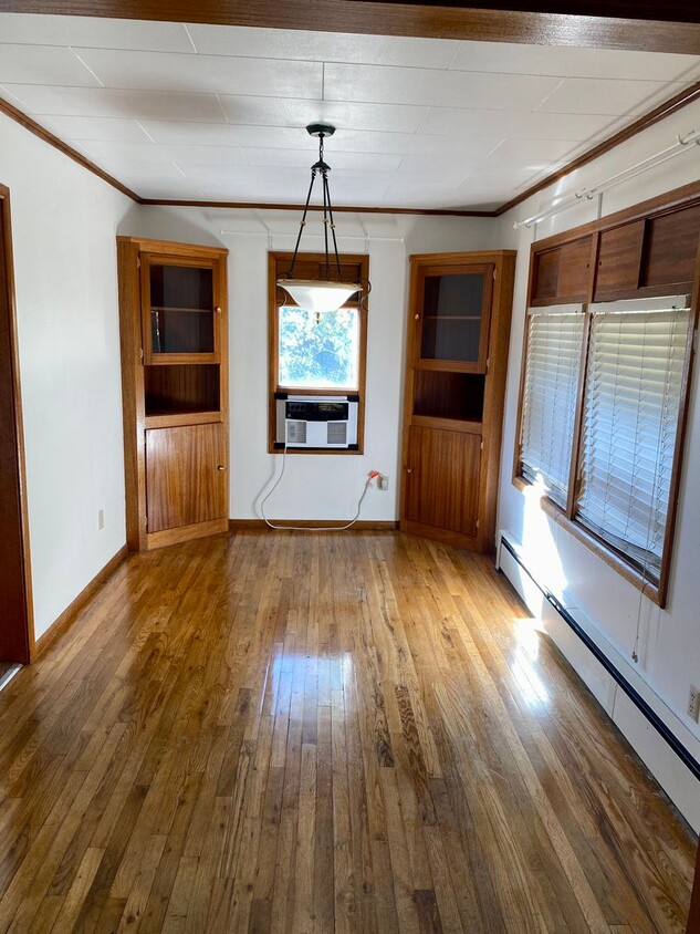 Primary Photo - 2 bed 1 bath duplex. Less than 3 miles fro...