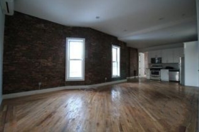 Foto del edificio - 99 Rogers Ave
