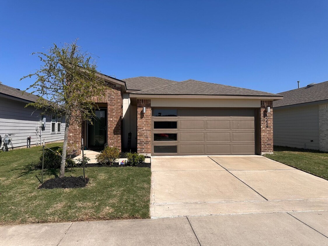 Primary Photo - 3 Bedroom, 2 Bath in Midtown Subdivision C...