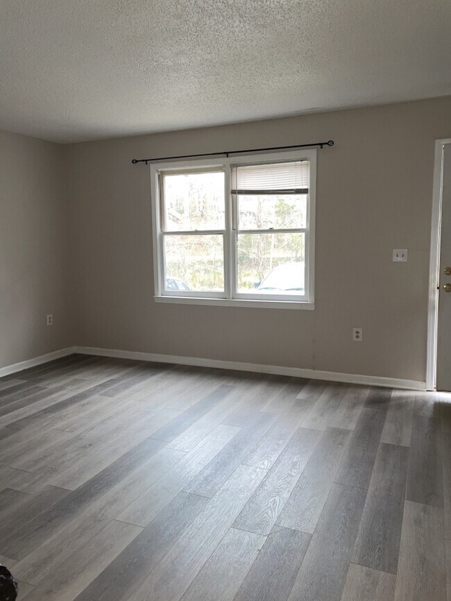 Foto del edificio - 902 Creekside Dr