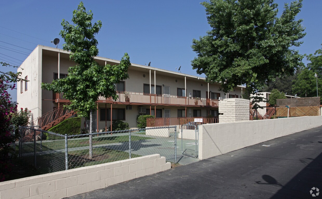 Primary Photo - 1371-1395 W La Cadena Dr