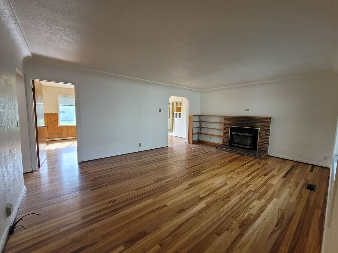 Foto principal - Charming 3 bed 2 bath with bonus room.