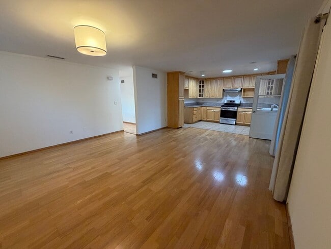 Building Photo - 3 Bedroom 2 Bath Home With Ample Storage