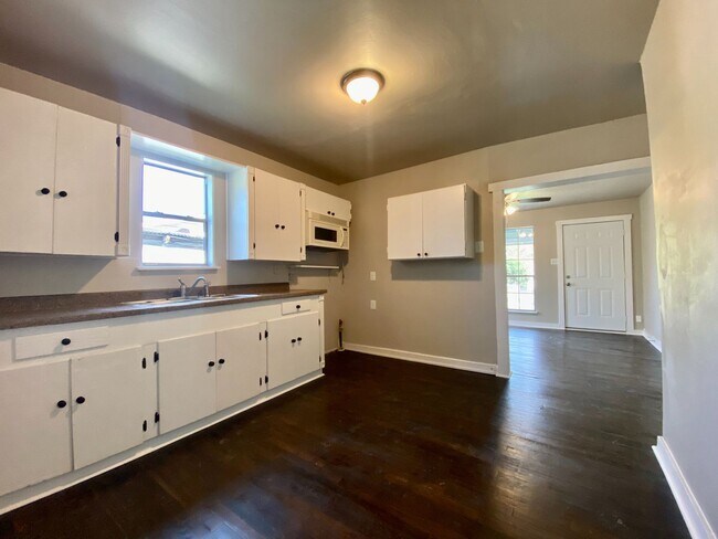 Building Photo - Adorable 3 Bedroom in Loma Vista!