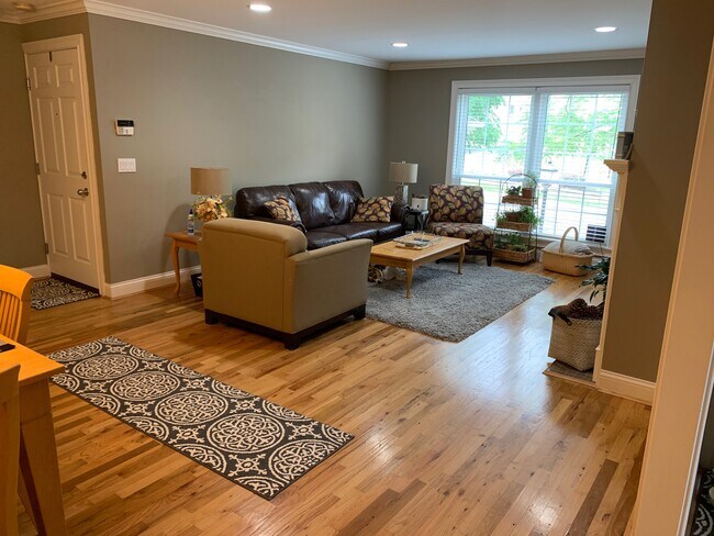 Foto del edificio - 3721 Ashworth Dr