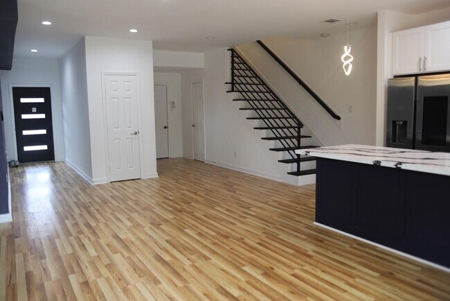 Foto del edificio - 5126 Lyndhurst Dr