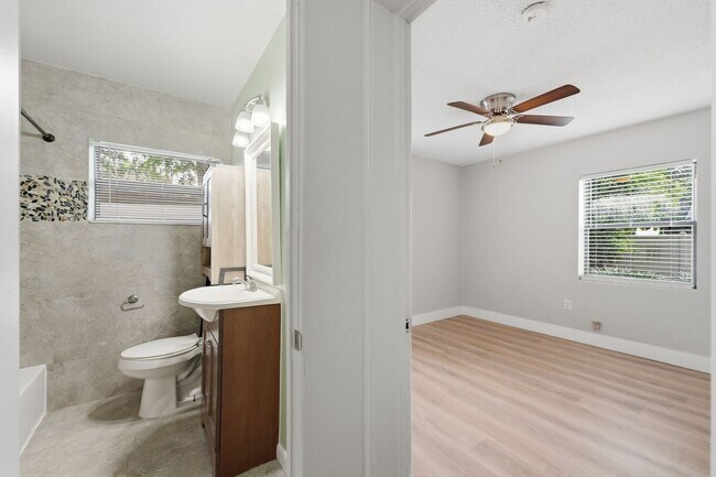 Building Photo - Move-In Ready 2-Bedroom Home with Private Backyard in the Heart of Orlando