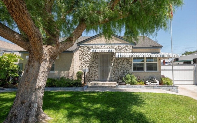 Building Photo - 6008 Dunrobin Ave