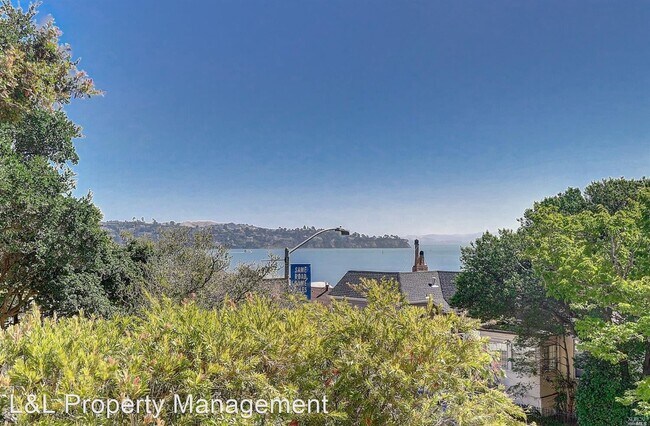 Building Photo - 3 br, 2 bath House - 5 Sausalito Blvd. Unit 1