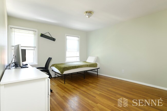 Building Photo - 3 Bd, 2 Bath, Natural Light