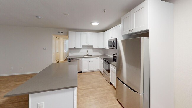 Building Photo - RARE & Beautiful 3 Bed 2 Bath with Tons of...