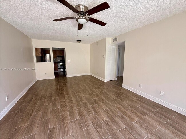 Foto del edificio - 11130 Royal Palm Blvd