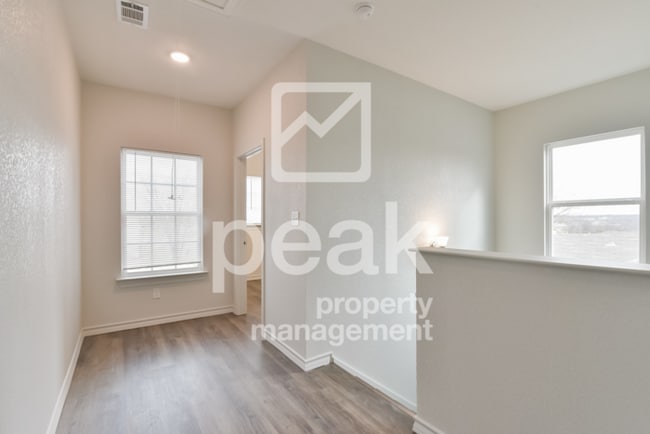 Building Photo - $1375! 2Bed/1.5bath Duplex Available for Rent! Free Application BLACK FRIDAY DEAL Ends 11/29!