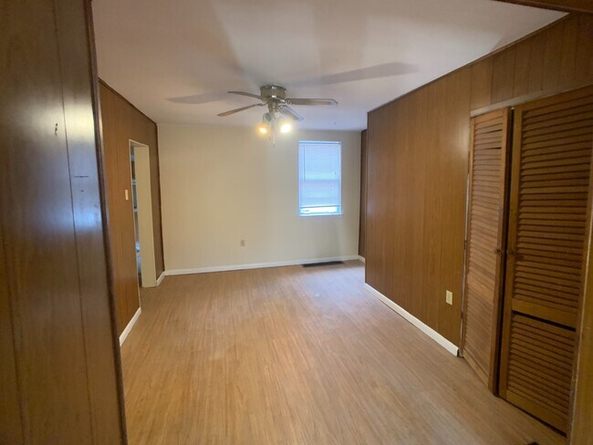 Foto del edificio - Great 2 bed 2 bath with bonus attic space house located steps from shopping.