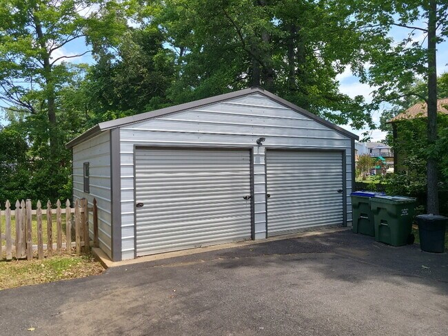 Foto del edificio - 3 BR, 2 BA Home with Garage and Fenced Yard