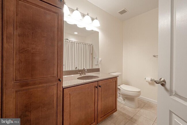 Foto del edificio - 1216 Derry Ln