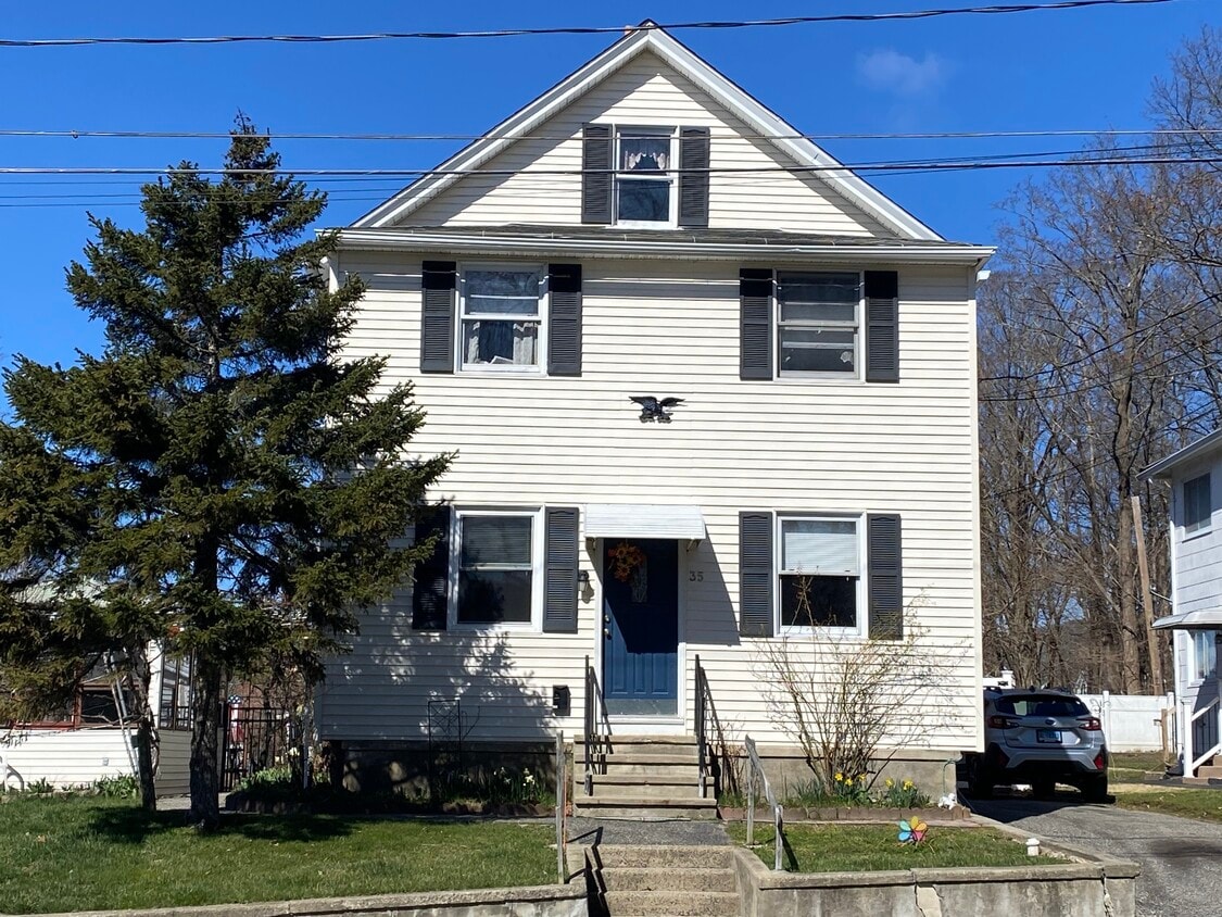 35 Kinney St, Torrington, CT 06790 Room for Rent in Torrington, CT