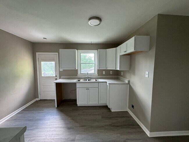 Building Photo - 139 N Ditzler Ave
