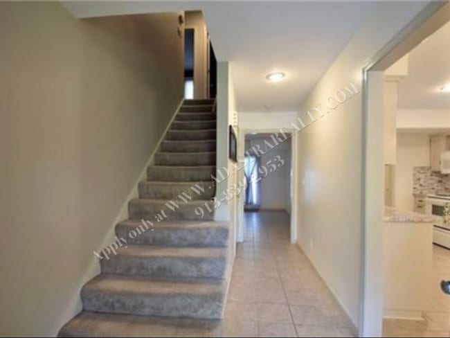 Building Photo - Adorable 3 Bed 2.5 Bath Duplex in Olathe-Available in JULY!!