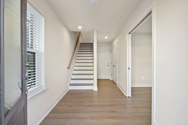 Foto del edificio - Exquisite, Sunlit, 4 level, 3 Bedrooms /2F...