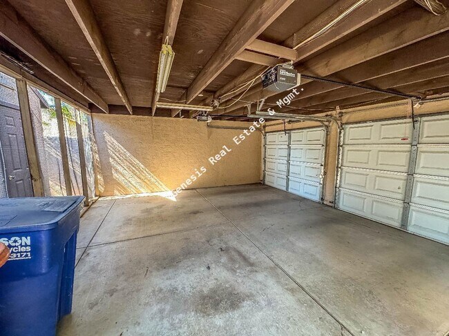 Foto del edificio - 2 Bedroom Westside Townhome!