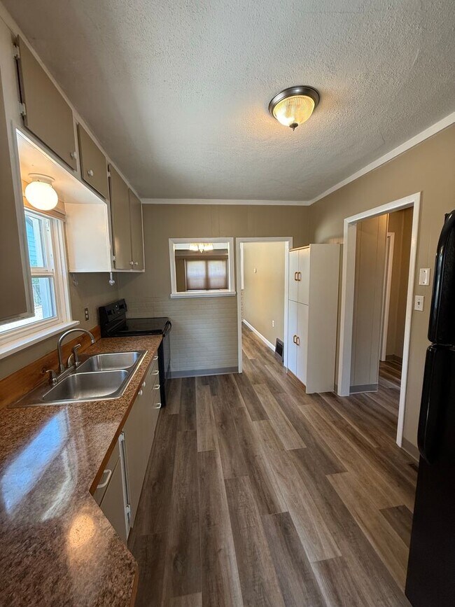 Building Photo - 532 Parkhill Dr