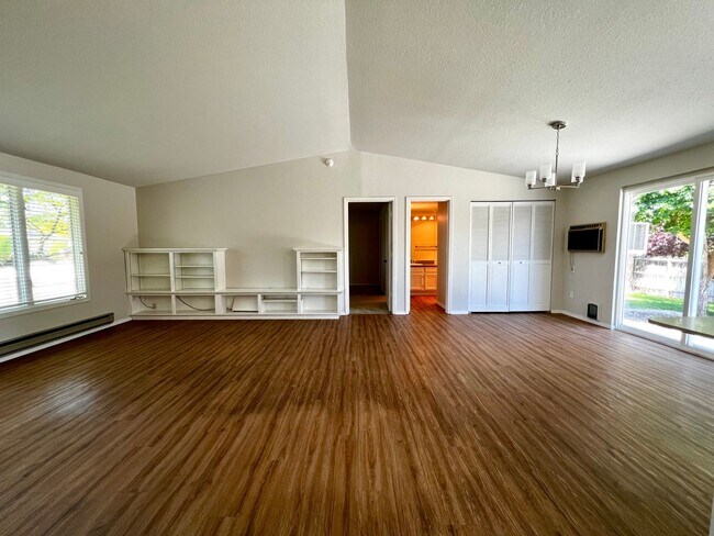 Foto del edificio - Non-Refundable & Security Deposit Total: $...