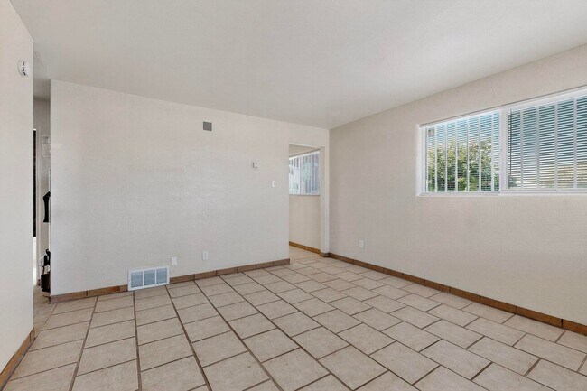 Building Photo - 540 Cardenas Dr SE