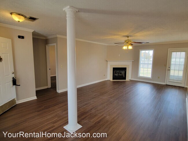 Building Photo - 3 br, 2 bath House - 8 Dearborne Cv