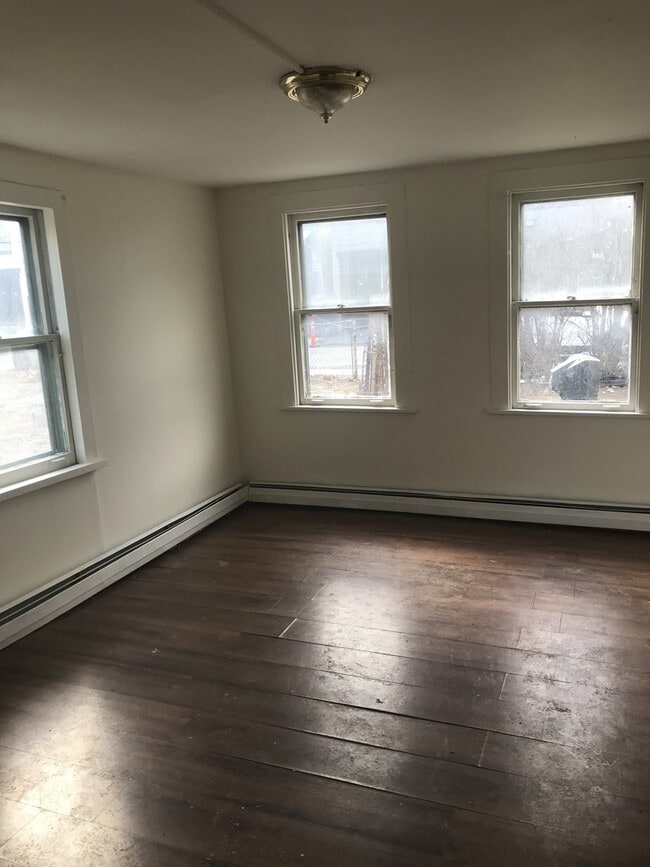 Building Photo - 361 Elk St. $1,500 4BR 2 BR
