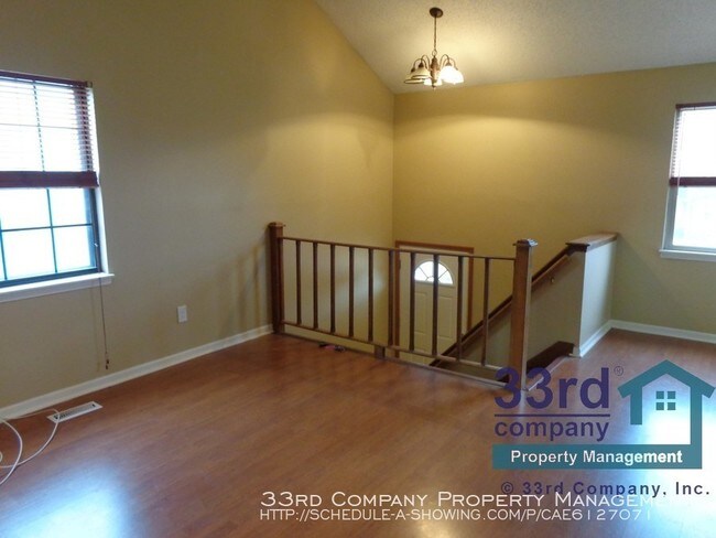 Building Photo - Spacious townhome with fenced yard!