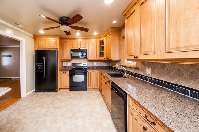 Building Photo - Lake Shores Ranch Home