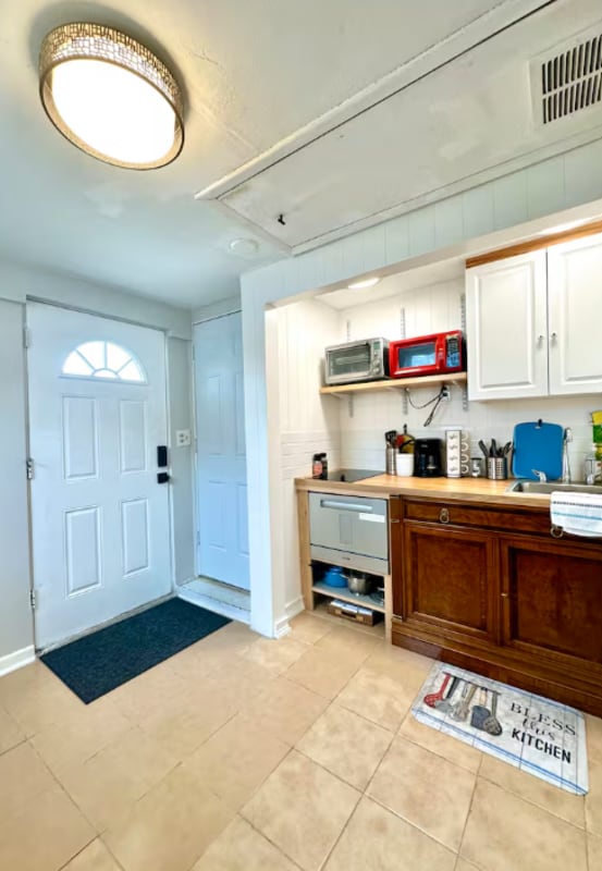 Building Photo - 10548 Lake Dr