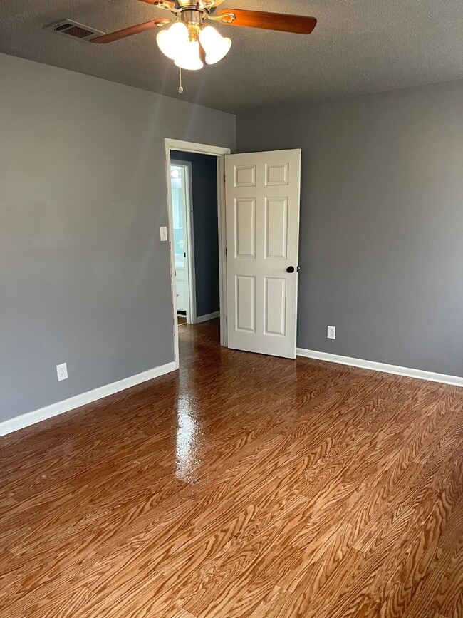 Building Photo - "Charming 2 Bed, 1.5 Bath Apartment in Jon...