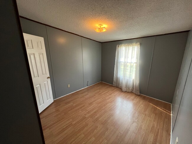 Building Photo - 3 Bedroom 2 Bath Double Wide Manufactured ...