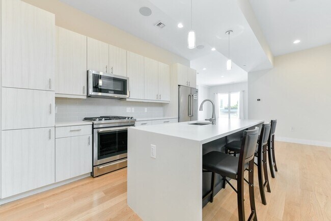 Building Photo - 480 Dorchester Ave