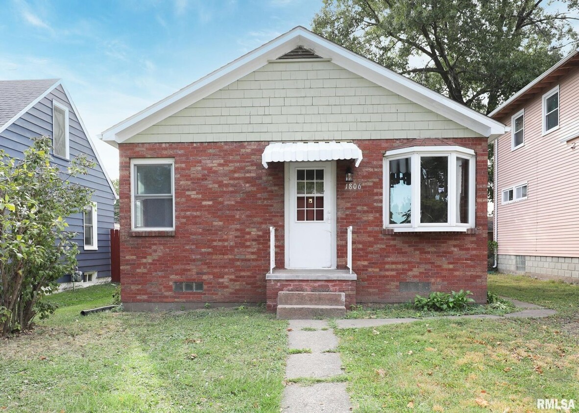 Primary Photo - Two Bedroom House with Two Car Garage