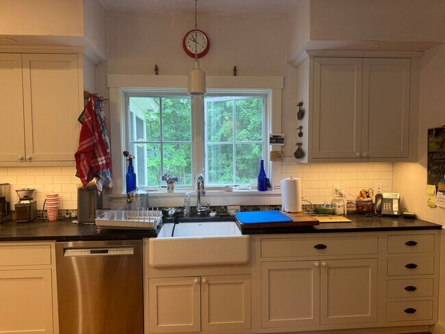 Building Photo - Short term- 3 Bedroom just two blocks from Main Street