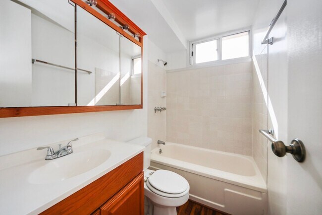 Foto del edificio - Pearlridge Square 38th Floor  - Spacious 2...