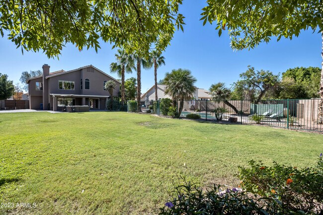 Building Photo - 1323 N Bedford Dr