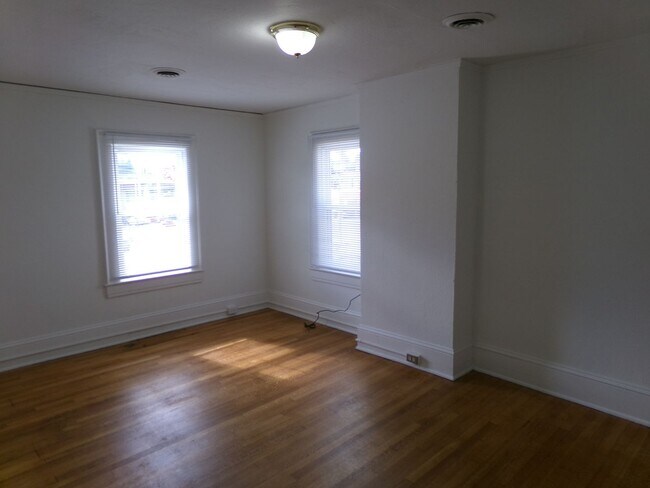 Foto del edificio - 1529 W First St