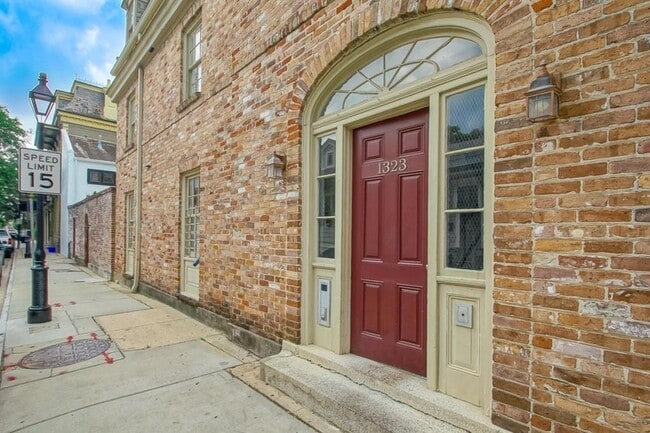 Foto del edificio - 1323 Dauphine St