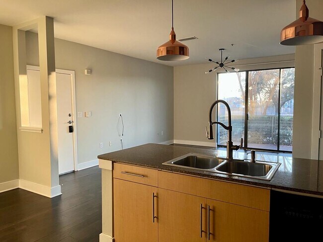 Foto del edificio - 4414 Cedar Springs Rd
