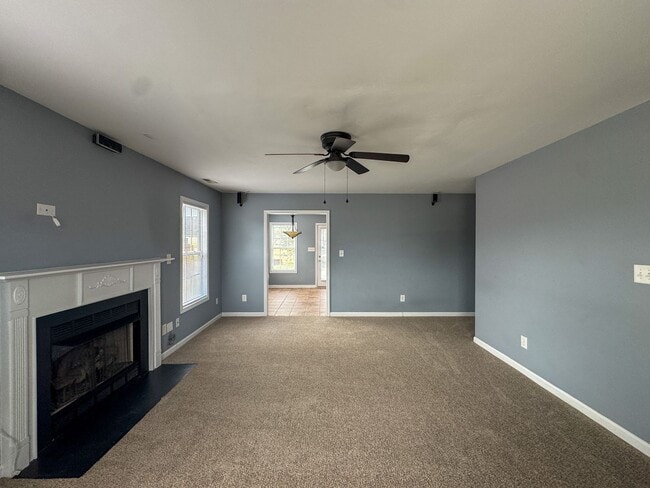 Foto del edificio - Spacious 3 Bed 2.5 Bath Home with Fenced Backyard