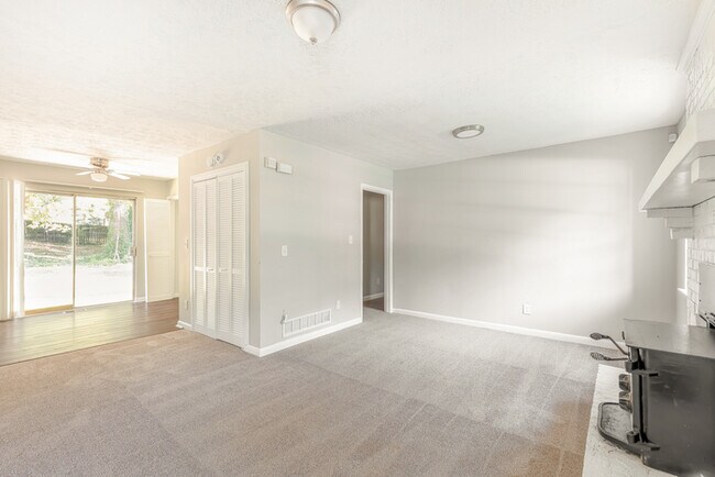 Foto del edificio - 220 Creekwood Ln