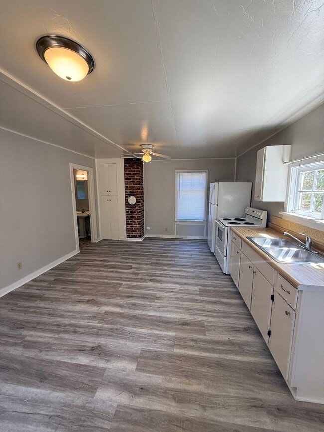 Building Photo - One Bedroom House In Port Hadlock