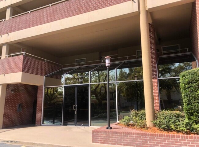 Foto del edificio - 1561 Le Baron Ave