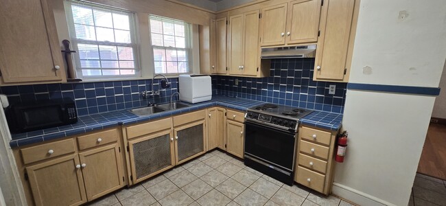 Foto del edificio - 3630 Roundhill Ave NW