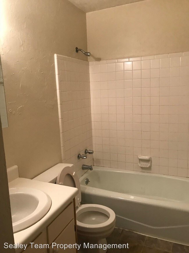 Building Photo - 1571 Live Oak Dr