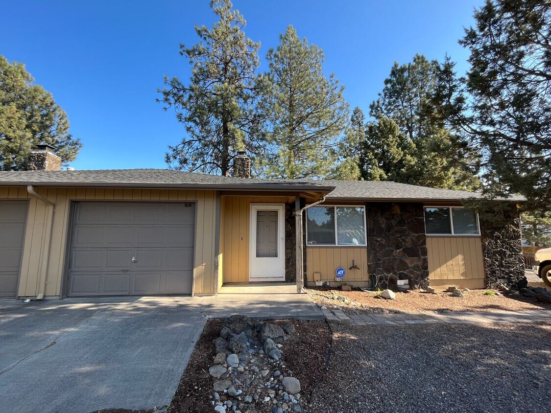 Foto principal - 2 Bed/1 Bath Duplex with Single Car Garage...